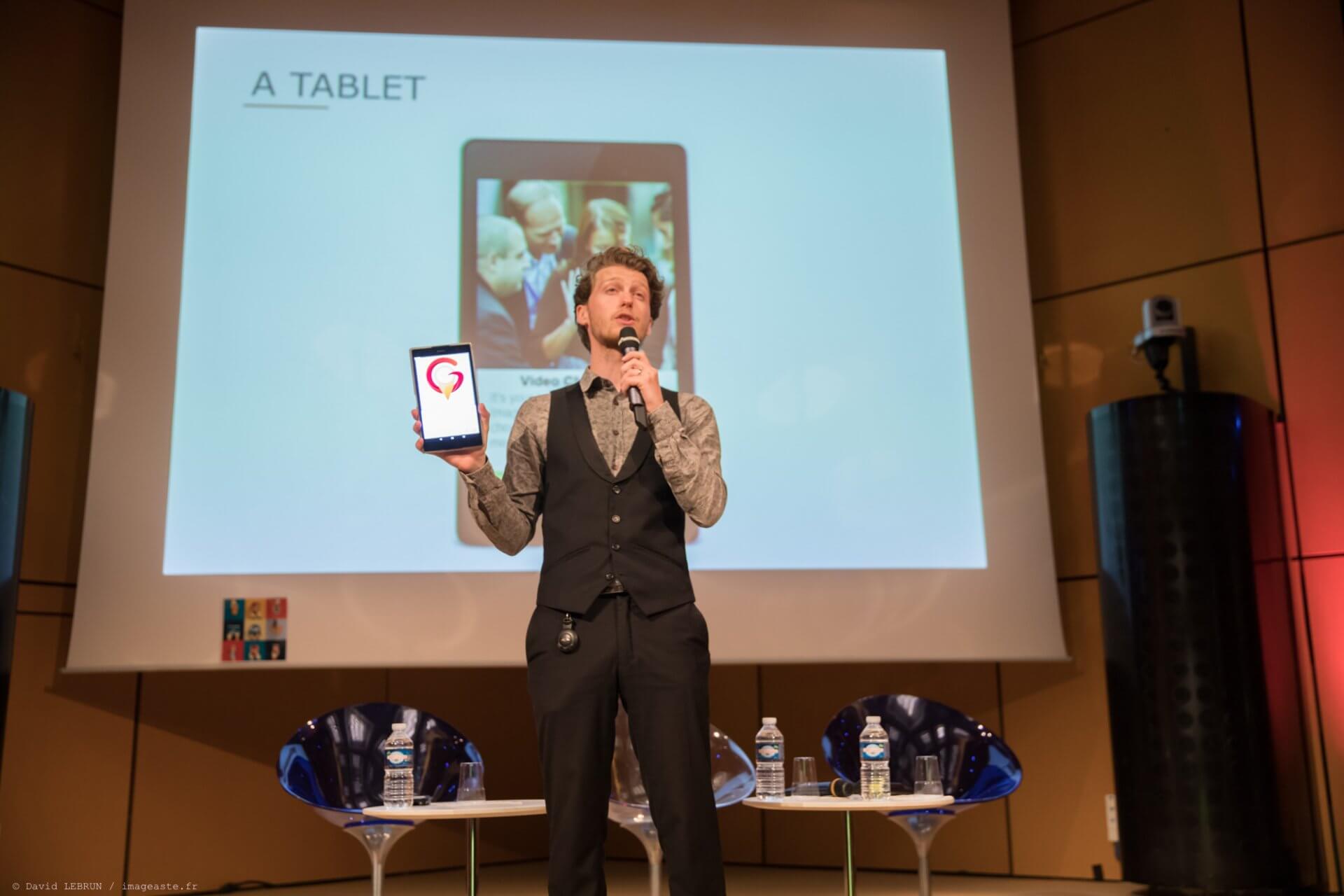 Personne avec une tablette